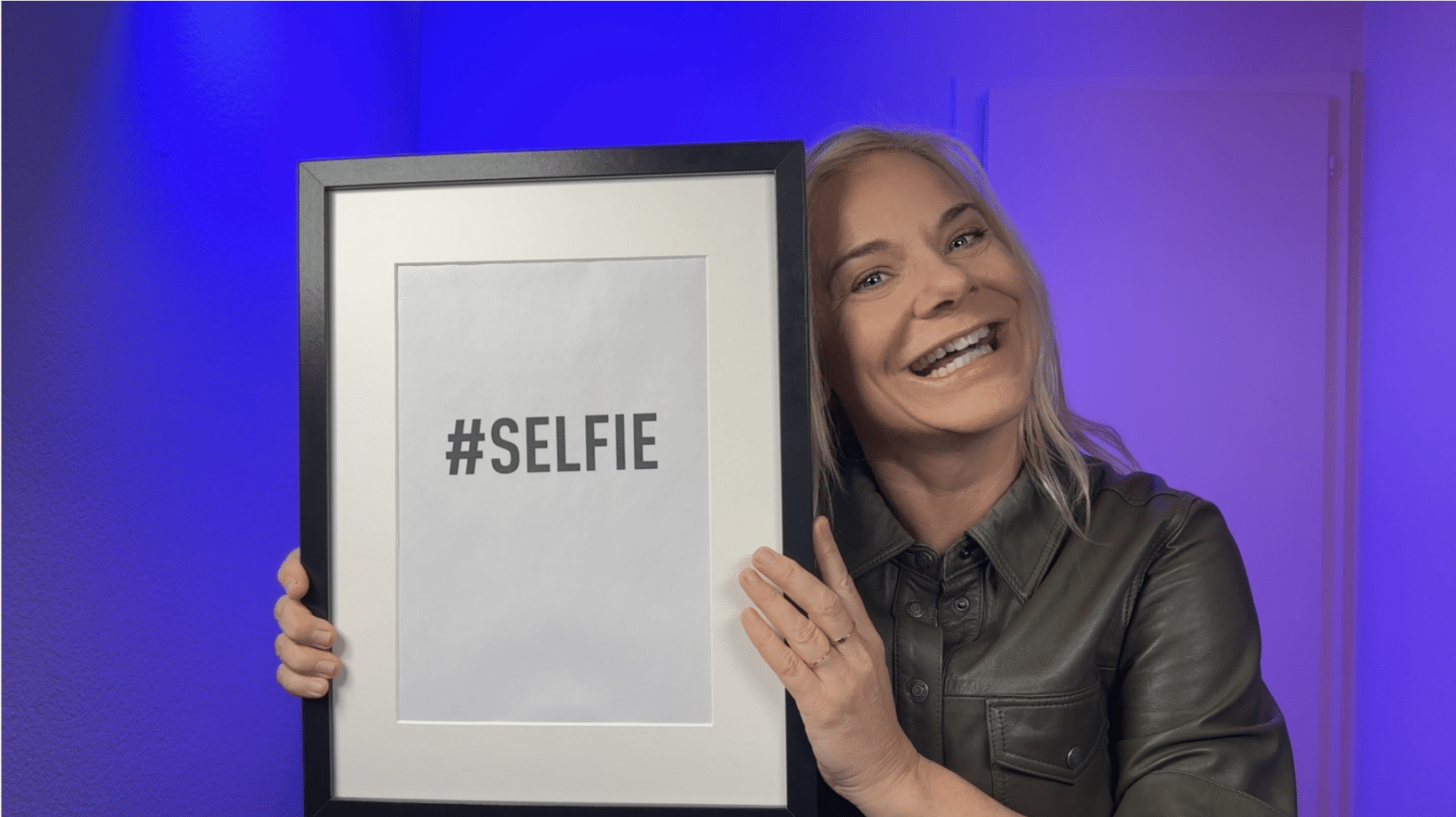Selfie-Wahnsinn: Anitra Eggler zeigt das Wort Selfie in einem Bilderrahmen.